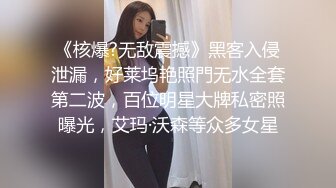 外表文静美少女！黑白丝袜情趣装！自摸骚穴，假吊按摩器双管齐下，爽的娇喘连连，双指插入猛扣，表情享受