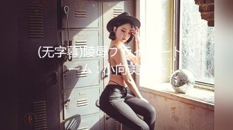 冒死爬墙偷拍水上乐园刚出来换衣服的小美女