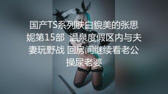 云南文山玉石店老板娘，穿着上班制服来幽会，嘴里舔舐着我的鸡巴一边打电话跟人交代事情，捋起她的头发 美！