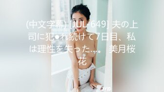 可爱的制服少女趴着享受按摩棒和手指带来的绝妙刺激