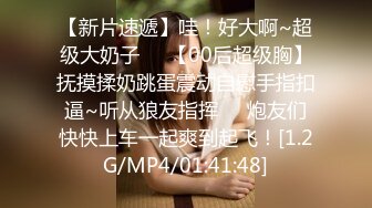 小虎牙清纯甜美学生萌妹，撩起衣服揉捏贫乳，掰开粉嫩小穴道具插入