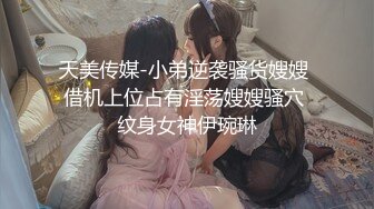 在少妇家婚床上操她，无套后入