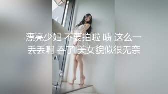 身高1.52m的少妇，不穿内内出门浪，小区露出，‘卧槽，你看后面的挖掘机师傅，一直盯着你看’，骚货只管自己爽，停下摸奶摸逼！