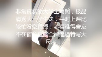  萌萌哒的小美女榨汁夏，跪在地上吃男友的鸡巴，小嘴巴吸进吸出，真得劲！