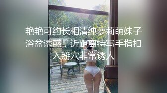 这个男的就一直躺着不动享受老婆的服务