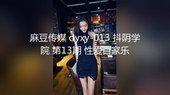 真实趴窗偷窥隔壁家小妹洗澡吹头发