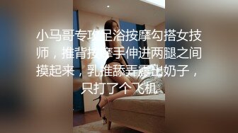 母狗说我让他们看我的逼