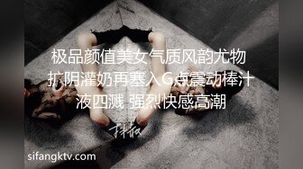 药店的两位实习生结伴上厕所，一位来大姨妈还在滴血，一位的阴穴里有点白色的液体，讨论工资有四五千，干活还多~