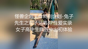 【新片速遞】  黑丝制服大奶熟女人妻 淫水多不多 好爽 鸡吧好大 就喜欢你这么淫荡的 电话 不管它先干 阿姨操逼好狂野奔放