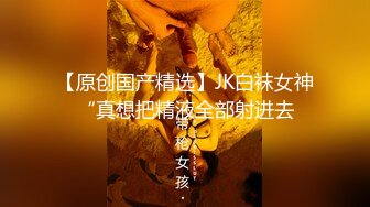 邊看美劇邊享受性感女友的口活服務 豐滿身材十分誘