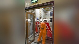 两个坏女人街头放尿 骚逼都露出来了 还自慰摸逼放尿！