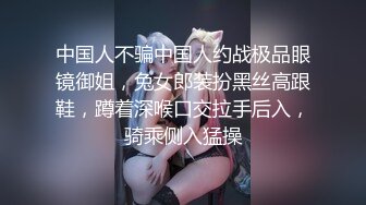 黑丝伪娘 好爽啊爸爸 吸着R边被爸爸边操边摸着小棒棒 表情舒坦 还是一样的无套输出