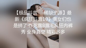 颜值不错小姐姐穿着白衣牛仔裤，坐沙发上揉捏她