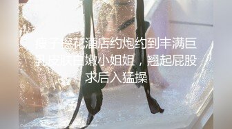 【家庭摄像头破解】骨感美女待客厅看电视，竟然给看哭啦，眼泪哗哗地流，还和狗狗亲嘴!