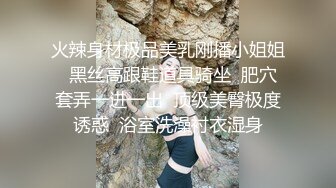 气质美女笑起来非常甜美超近距离自慰，掏出白皙粉嫩美乳，M腿特写手指扣穴，手法灵活一看就知道经常操作