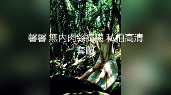 【猎奇新玩法】大屌男操热带植物，树干中间剥开一个洞，抱着大力操到射精