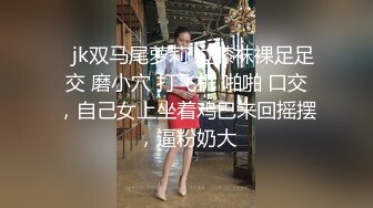 电影院刚认识没几天的大奶美女带回家操B时,不好意思拍摄一直用手挡脸说：不要拍脸,不要拍！操爽后也不挡了！B毛短而少,极品