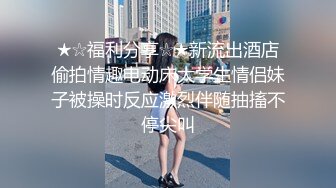 【新片速遞】 哺乳期的妈咪露脸大秀，逼逼特写自慰呻吟很是水嫩丝滑好刺激，揉奶玩逼挤奶水，双奶逼心自己吃奶流出嘴角