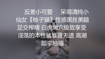 花臂纹身高端外围小姐姐包臀裙修长美腿，点上一根烟调调情，一起洗澡按着头插嘴，翘起美臀跪在沙发，扶着小腰后入撞击