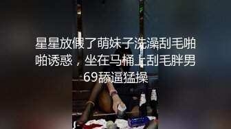 网红打卡地偷窥和闺蜜拍照的高颜值小姐姐 白色连衣裙白骚丁卡大屁屁 (3)