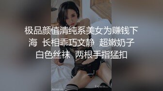 家庭摄像头偷窥小情侣，苗条眼镜美女赤裸酮体，摆弄玫瑰花，好看吗好看吗老公，老公没理睬就过去坐在腿上，紧紧抱住 羡慕啦~