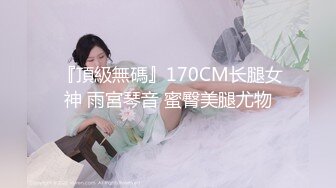 美女小姐姐的黑色蕾丝边T内勒进去了