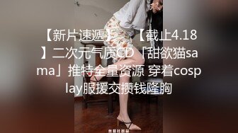 荒郊野外的小湖边，风骚少妇勾搭钓鱼小哥，逼里塞着跳弹扒下小哥的内裤口交，露脸的无毛骚逼在车内被小哥爆草