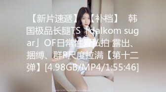 商场女厕全景偷拍几个高颜值美女嘘嘘2 (4)