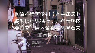 街上碰到两个发传单的小美女，打定主意守候黑衣服上厕所尿尿，这小肥逼真是诱人哦~~