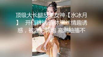  白皙美乳马尾辫少妇居家夫妻直播啪啪，跪在床上深喉交，骑乘上下套弄晃动大奶子