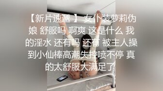 小哥好體力,把嬌小玲瓏小師妹抱起來幹,妹子抱緊小哥,下體瘋狂抽送,浪叫不斷