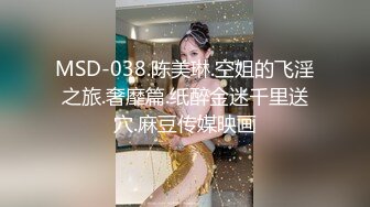 健身房美女众多，一通撸铁后，荷尔蒙爆发，更衣室内裸体自慰，极品好身材，露脸诱惑