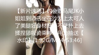 北方妹子家里有点冷，全裸在被窝中手指特写掰鲍鱼蝴蝶逼很红