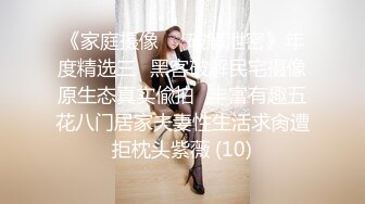 胆大牛人潜入舞蹈培训班女厕偷窥女学员扒光衣服撅起翘臀尿尿对着镜子挑牙