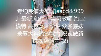 年轻骚妹子小玉与牛仔小青年男友驱车农村玉米地里放着嗨曲车震露脸这逗逼男内裤真TM骚1080P原版~1