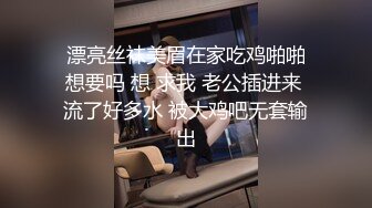 黑丝人妻少妇酒店约啪小哥，全程露脸给小哥舔乳头，主动上位抽插让小哥玩奶头，压在身下爆草淫声荡语干射了