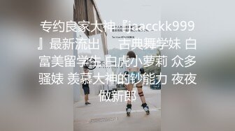 淫妻车内完全露出了，代驾师傅开车进来整个人震惊了！整个人语无伦次，让他摸又不敢，真是个怂货!