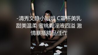 逼逼带着阴环，阴唇带着小铃铛的极品骚女，燃情大秀直播道具抽插骚穴和菊花，双插蹂躏刺激不断，浪叫不止