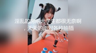 ⚫️⚫️贵在真实，海滩游泳场女士简易淋浴棚偸拍多位妹子换衣，苗条美少女懂得保养往身上涂防晒霜