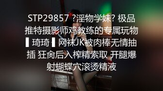  妹子撅着屁屁被大肉棒后入 不过瘾还要拿个超大假鸡吧交换着插